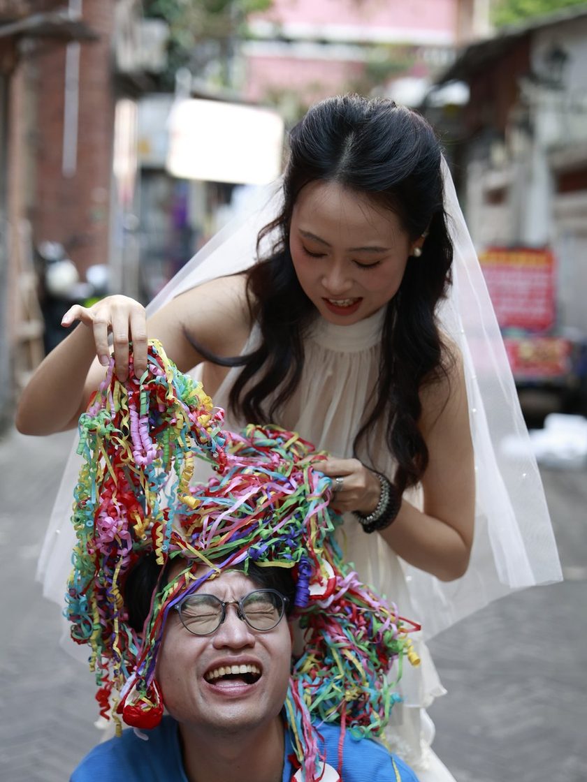 Sincer 把彩帶披到 Harry 頭上,兩人大笑